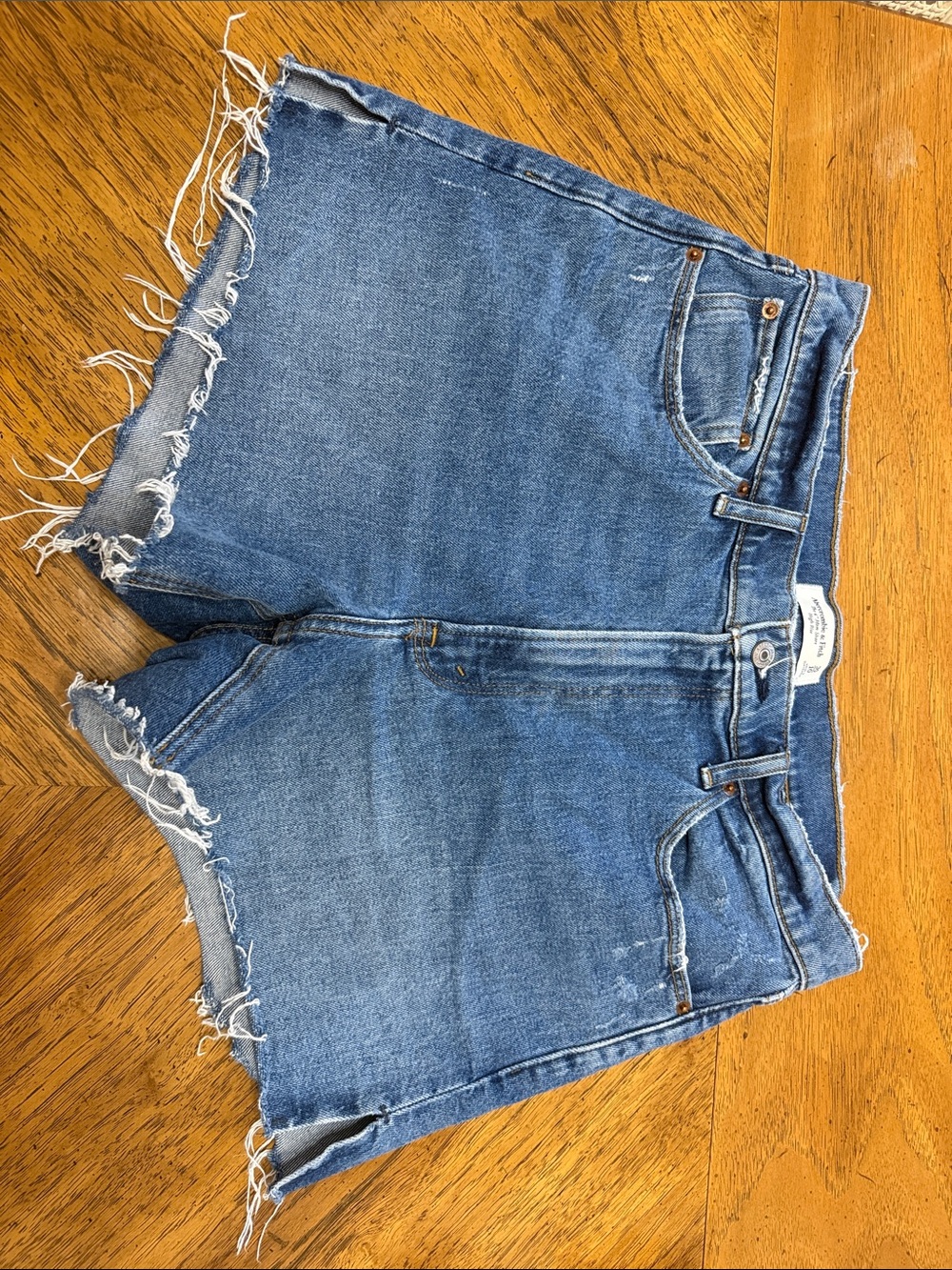 Abercrombie and Fitch 4” Mom Short